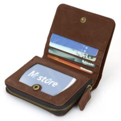 Foto de billetera vertical vintage bifold con cierre de cuero natural mostrando su vista interior de tarjeteros en color marrón
