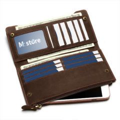 Foto de billetera larga vintage bifold con cierre de cuero natural mostrando su capacidad de almacenamiento aparte muestra referencia el tamaño permitido para teléfonos