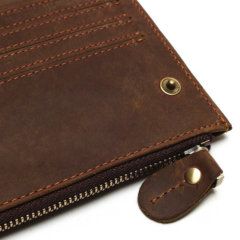 Foto de billetera larga vintage bifold con cierre de cuero natural mostrando su cierre y broche en color café