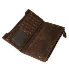 Foto de billetera larga vintage bifold con cierre de cuero natural mostrando una vista interior con sus tarjeteros en color café