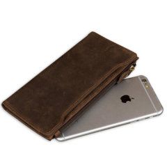 Foto de billetera larga vintage bifold con cierre de cuero natural mostrando una diferencia de tamaños entre la billetera y un Iphone 8 en color café