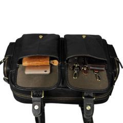 Foto de maletín morral clásico urbano viajero de cuero natural donde se muestra una vista de la capacidad exterior de sus bolsillos en color negro