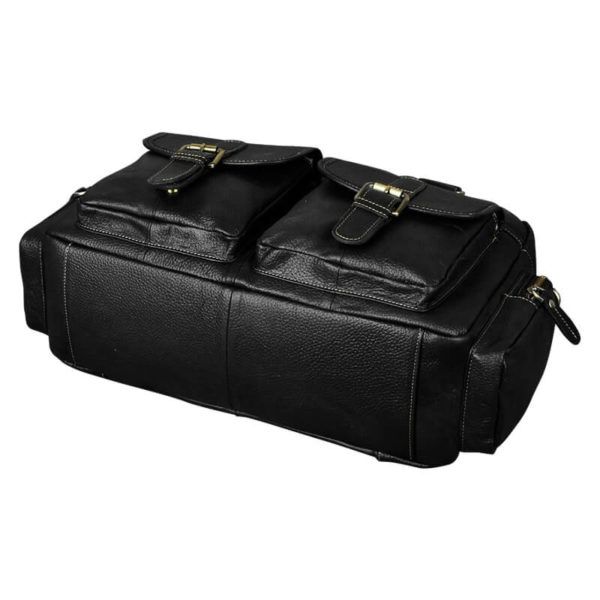 Foto de maletín morral clásico urbano viajero de cuero natural mostrando la vista de su base inferior en color negro
