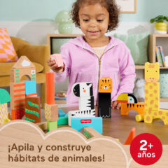 Niño combinando piezas para armar animales con este set de madera.