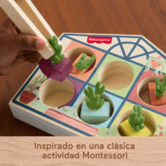 Niño usando la pinza de madera en el juguete Montessori de invernadero Fisher-Price.