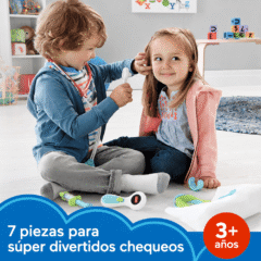 Niño y niña juegan con el juguete de doctor Fisher-Price en casa.