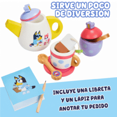 Detalle de tetera, taza y azucarera del juego de té de Bluey.