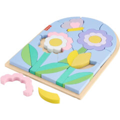 Jugando con el rompecabezas de madera Fisher-Price de flores