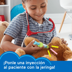 La jeringa del set de doctor de 7 piezas simula inyectar al peluche paciente.