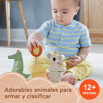 Niño de 12 meses jugando con bloques de animales para apilar de madera.