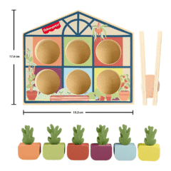 La base de el juego de clasificación de invernadero mide 17.8 x 15.2 centímetros, y dentro encajan las vegetales de madera.